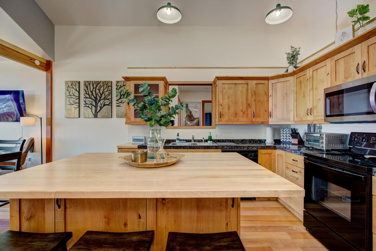 Twin Pines Wilderness Cabin: Scenic Views & Pet-friendly Retreat *
