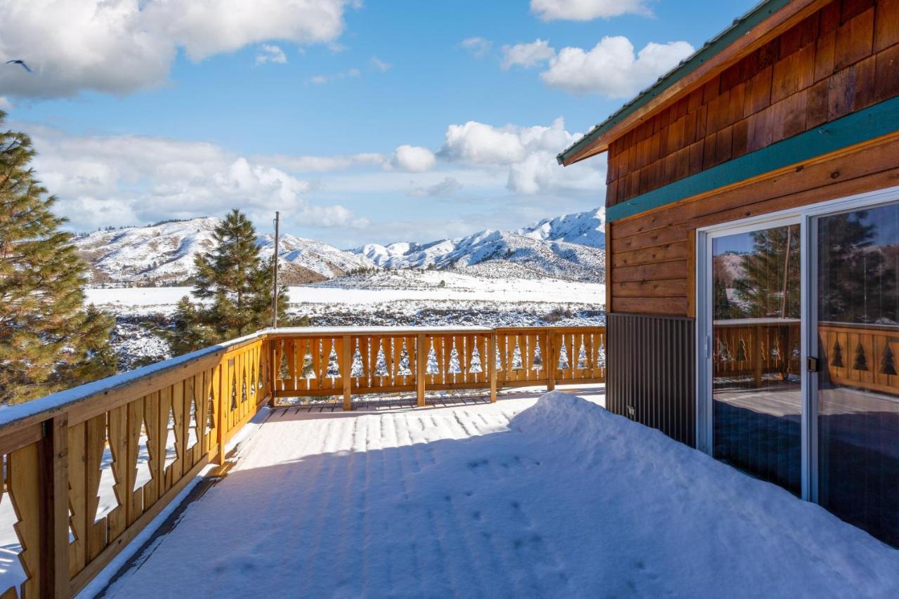 Twin Pines Wilderness Cabin: Scenic Views & Pet-friendly Retreat Holiday home *