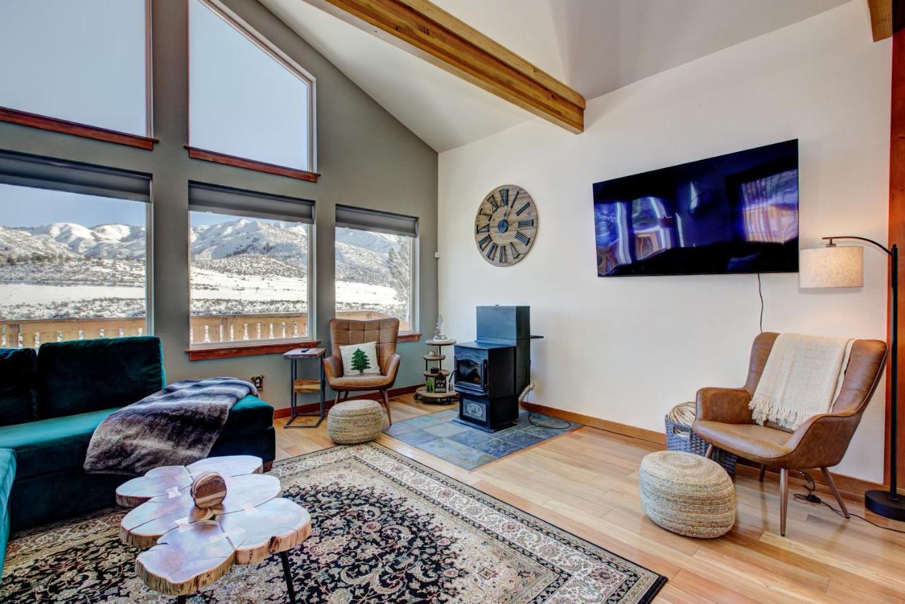 Twin Pines Wilderness Cabin: Scenic Views & Pet-friendly Retreat *
