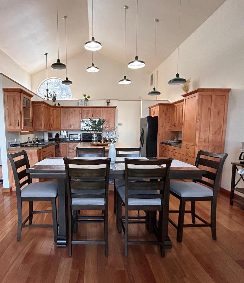 Twin Pines Wilderness Cabin: Scenic Views & Pet-friendly Retreat * Boise